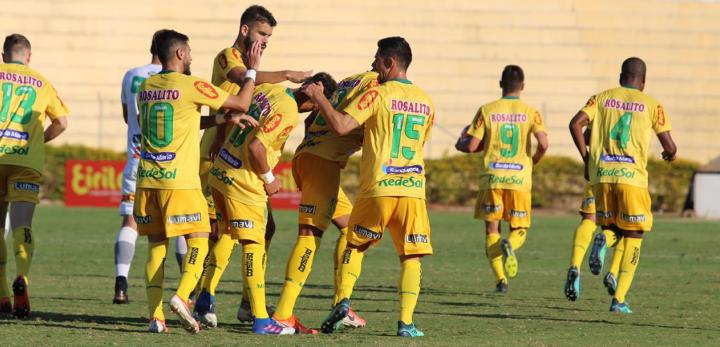 Mirassol festeja gol e vaga na Copa Paulista