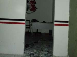 Série C: Torcedores vandalizam sede do Santa Cruz e apedrejam carros de atletas