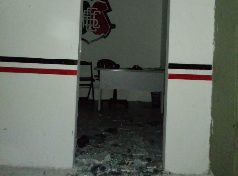 Série C: Torcedores vandalizam sede do Santa Cruz e apedrejam carros de atletas