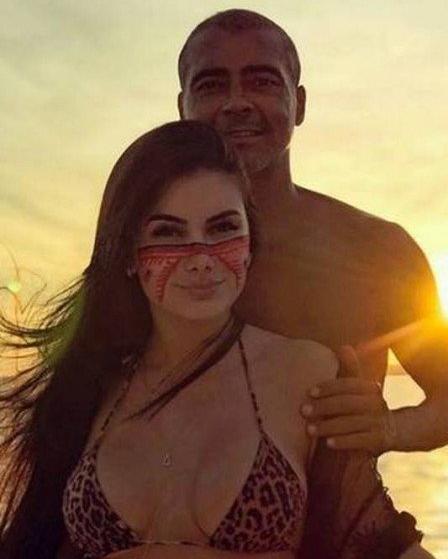 Após deixar estudante de 22 anos, Romário já emplaca novo romance
