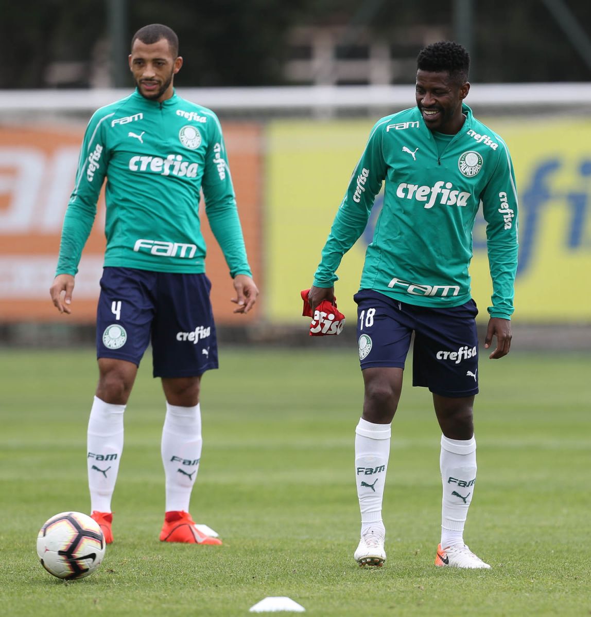 Ramires volta aos treinos e fica à disposição do Palmeiras para jogo de terça