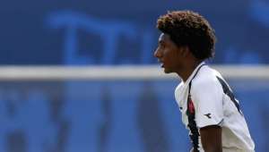 Aos 17 anos, joia do Vasco comemora 1º gol como profissional