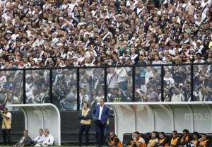 Torcida do Vasco é advertida por gritos homofóbicos contra o São Paulo