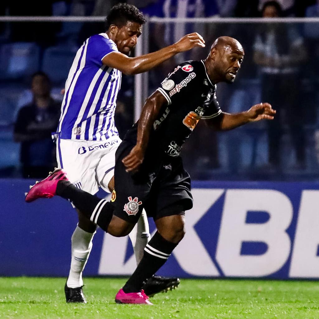 Vagner Love marcou o gol de empate do Corinthians e Betão foi expulso (Foto: Rodrigo Gazzanel/Agência Corinthians) 