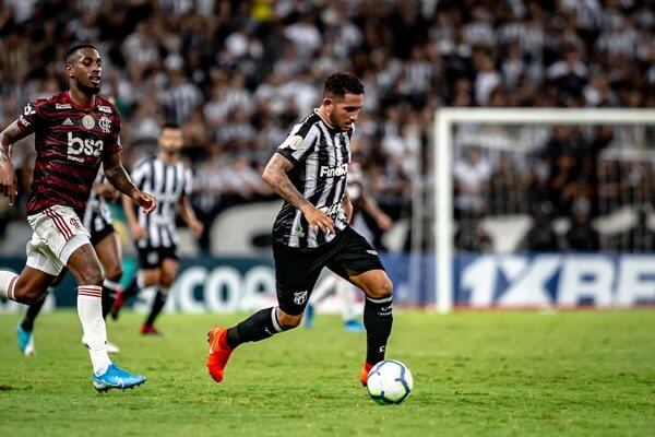 Atacante do Ceará que deixou o campo na ambulância recebe alta