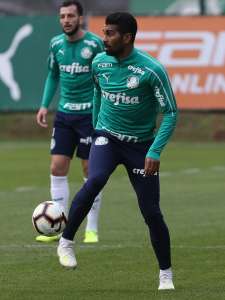 Com suspensões de Felipe Melo, volante deve ter sequência no Palmeiras