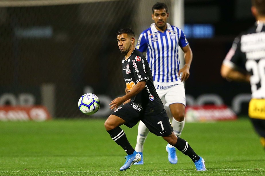 Corinthians minimiza tropeços e garante estar vivo nas duas competições