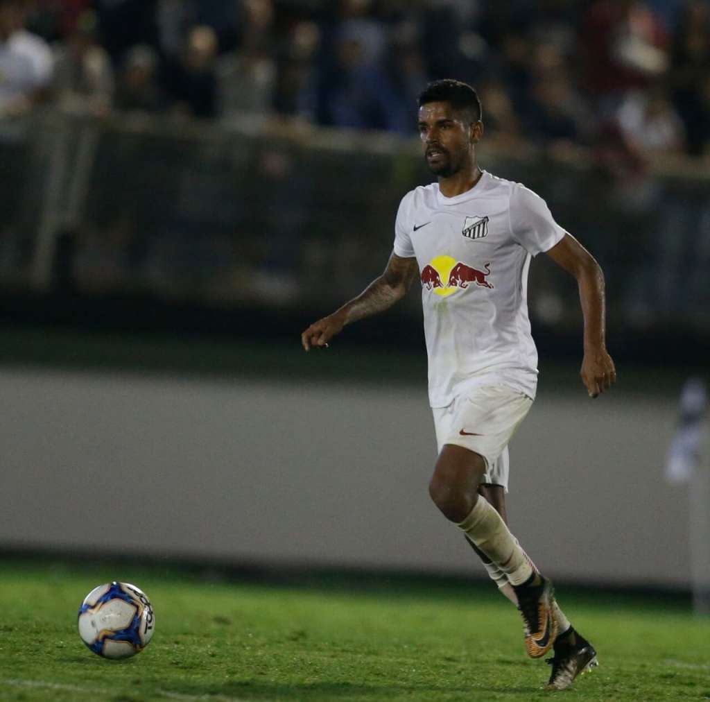O lateral-direito Aderlan reforça o Bragantino no jogo contra o CRB (Foto: Fernando Roberto/Agência Futpress)