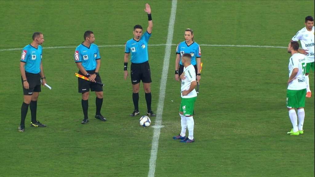 Jogadores com salários atrasados se recusaram a entrar em campo e Figueirense perdeu para o Cuiabá por W.O
