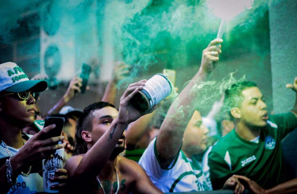 Torcida do Guarani foi protestar e conversar com o elenco nesta terça-feira