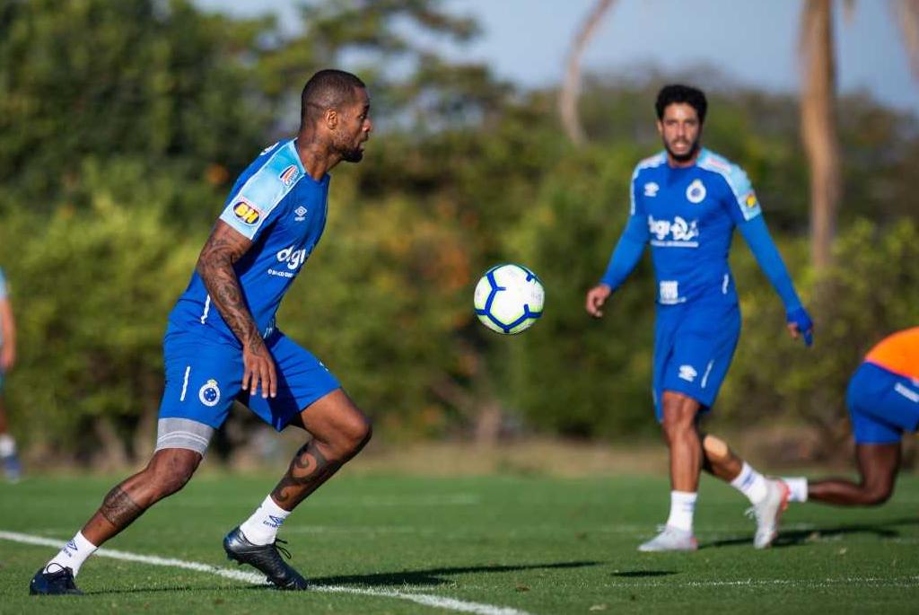 Com retornos de Dedé e Léo, Cruzeiro inicia preparação para jogo contra o Vasco