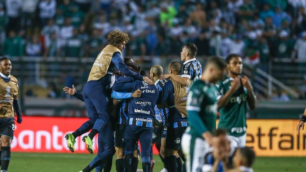 Mesmo jogando no Pacaembu, o Grêmio venceu por 2 a 1