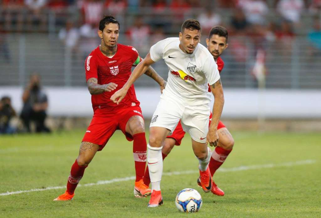 Suspenso pelo terceiro amarelo, o zagueiro Victor Ramos (à esquerda) desfalca o CRB