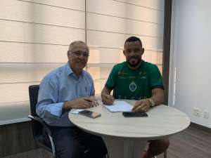Manaus renova com zagueiro, mas pode perder meia para rival da final da Série D
