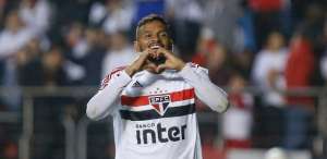 Time árabe contrata outro brasileiro e negociações por lateral do São Paulo esfriam
