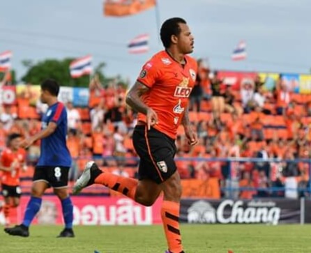 Bill marca, Chiangrai encosta no líder e Liga Tailandesa segue indefinida