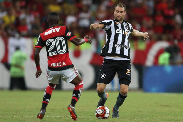 “Lógico que a gente ficou com muita raiva”, revela Carli após empate do Botafogo