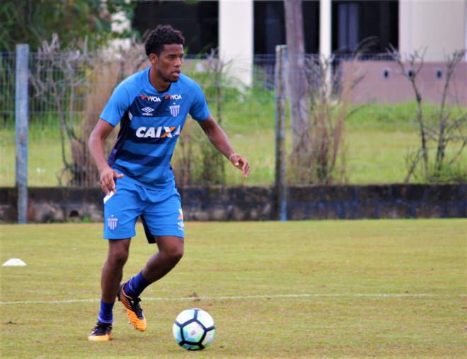 Sem Betão, Avaí tem disputa por vaga na defesa