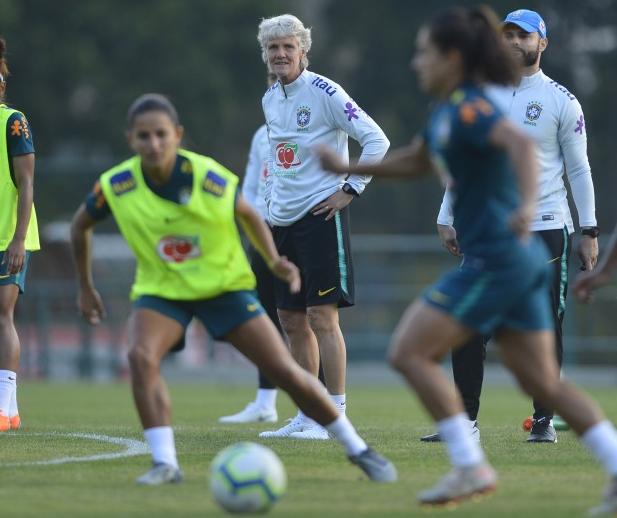 Nova técnica da seleção brasileira feminina se prepara para estreia diante Argentina