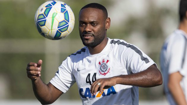 Vagner Love enfrenta forte concorrência no ataque do Corinthians