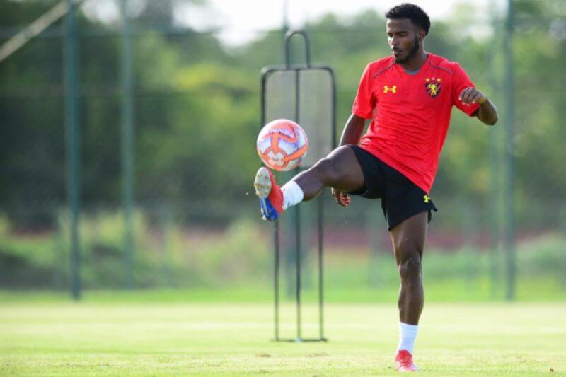 Atacante do Sport acerta com Cruzeiro e espera decisão do Botafogo para se transferir