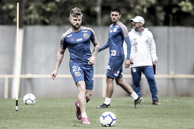 Sasha descarta artilharia do Brasileirão no Santos: ‘Meta principal é o título’