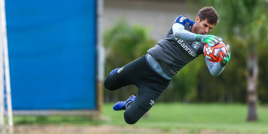 Júlio César destaca ‘DNA copeiro’ do Grêmio, mas quer mais foco no Brasileirão