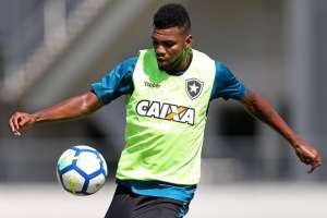 Série B: Guarani oficializa ex-volante do Botafogo e mais dois