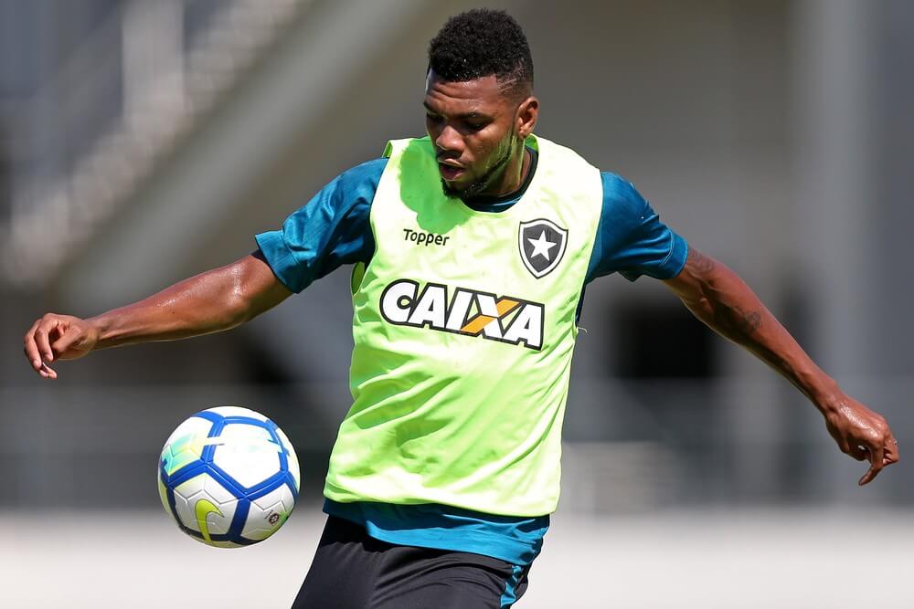 Série B: Guarani oficializa ex-volante do Botafogo e mais dois