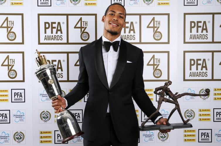 Van Dijk festeja feito inédito após superar Messi e Ronaldo com folga em votação