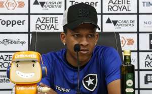 Volante do Botafogo prevê jogo duro mesmo contra reservas do Inter