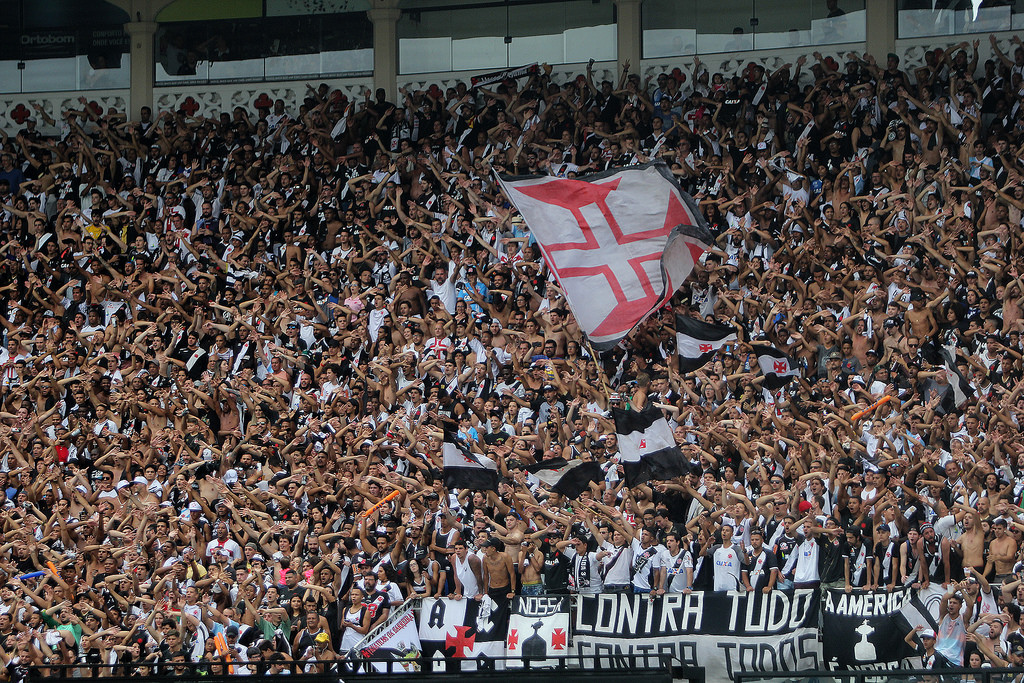 Vasco envia explicações ao STJD após homofobia de torcida e espera por resposta