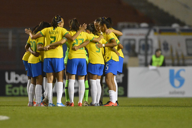 Sorridente e vibrante, Pia já deixa sua marca na seleção feminina