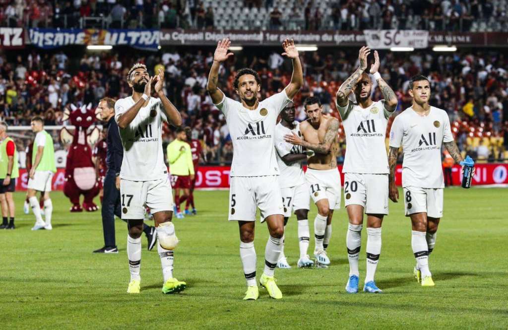 Jogadores do PSG comemoram com a torcida a vitória sobre o Metz, fora de casa