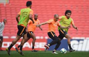 Elenco do Inter tem palestra sobre o VAR e faz treino fechado no Beira-Rio