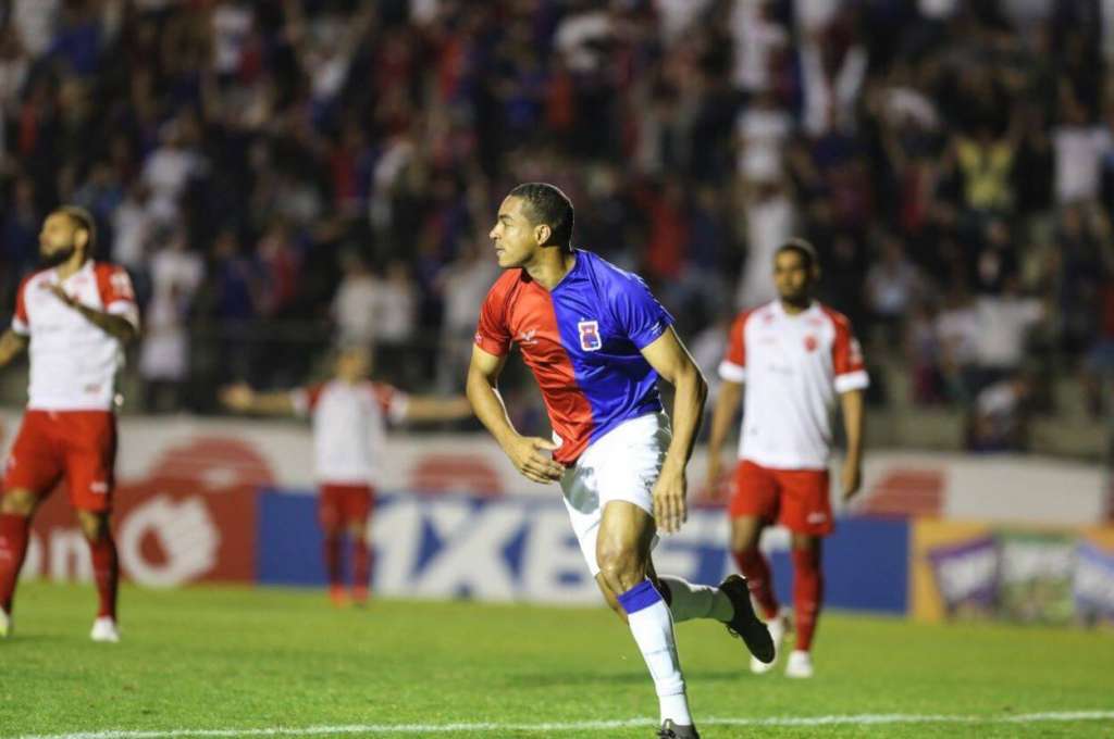 O atacante Jenison marcou o gol do Paraná contra o Vila Nova (Foto: Geraldo Bubniak/Paraná Clube)