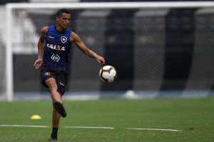 Com Cícero, Botafogo enfrenta o Inter para se aproximar das primeiras posições