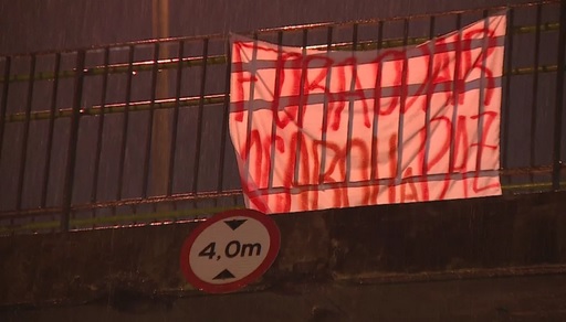 Em protesto, torcida do Inter pede saída de técnico e chama atacante de “baladeiro”