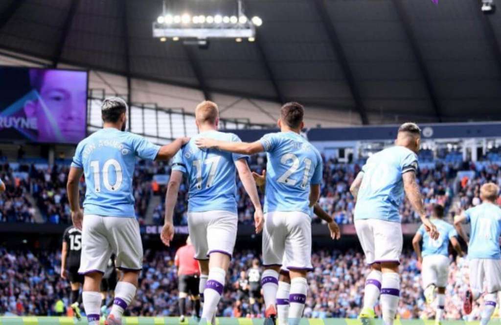 Jogadores do City comemoram um dos quatro gols marcados diante do Brighton