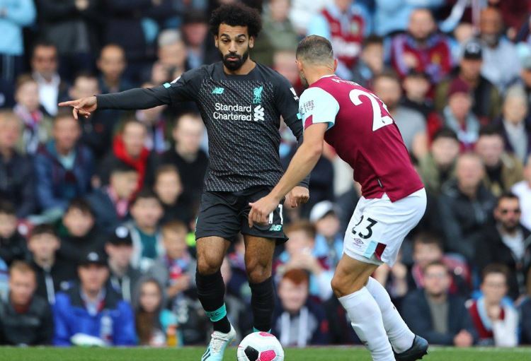 INGLÊS: Em dia de marca histórica para Firmino, Liverpool bate o Burnley e mantém 100%