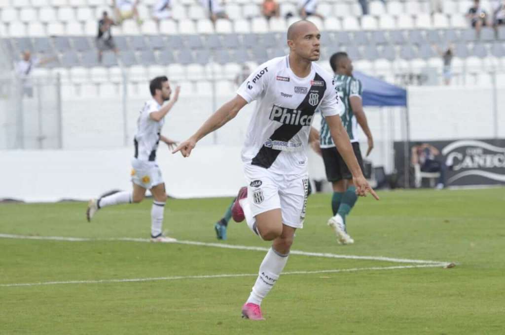 O atacante Roger comemora o gol que deu a vitória para a Ponte Preta (Foto: Álvaro Jr/Ponte Press)