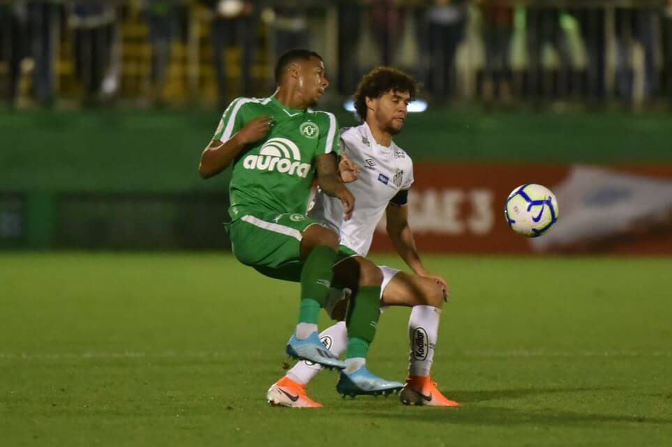 Lateral do Santos desabafa após vitória: “Fui muito hostilizado”