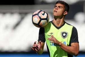 Lateral do Botafogo assume que bola tocou na mão em gol anulado pelo VAR