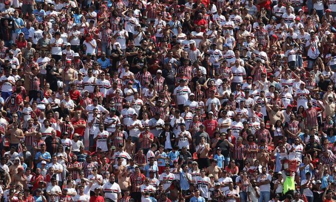 Torcedor que caiu da arquibancada do Morumbi recebe alta