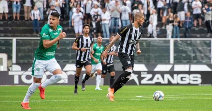 Rafael Marques acertou cabeçada no travessão. Foto: Matheus Dias