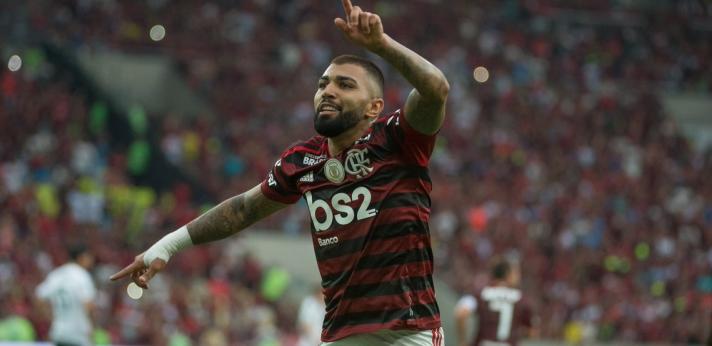 Flamengo vence duelo dos milionários e assume liderança do Brasileirão