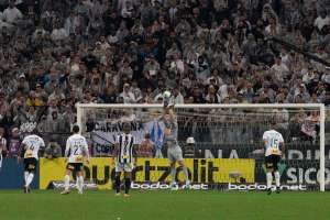 Jogadores e Fábio Carille comemoram vitória no dia do aniversário do Corinthians