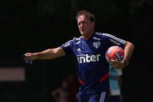 Apesar das lesões, Cuca elogia médicos do São Paulo: 'Trabalhando certinho'