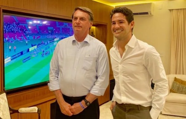 Bolsonaro assiste à derrota do Palmeiras para o Flamengo na casa de Silvio Santos