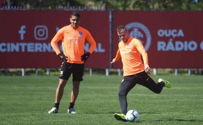 Copa do Brasil: Lateral do Inter prevêtime ofensivo contra o Cruzeiro